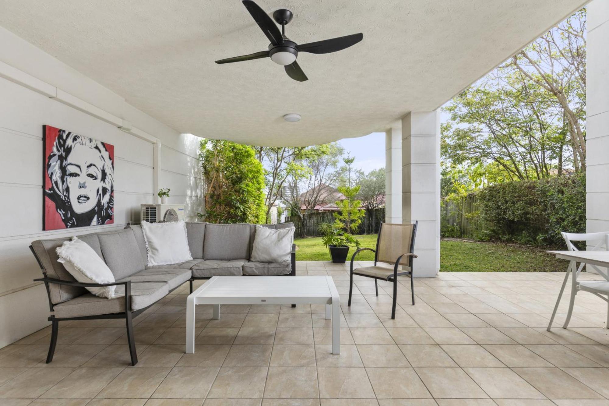 Modern 2-bed Unit With Parking In South Brisbane